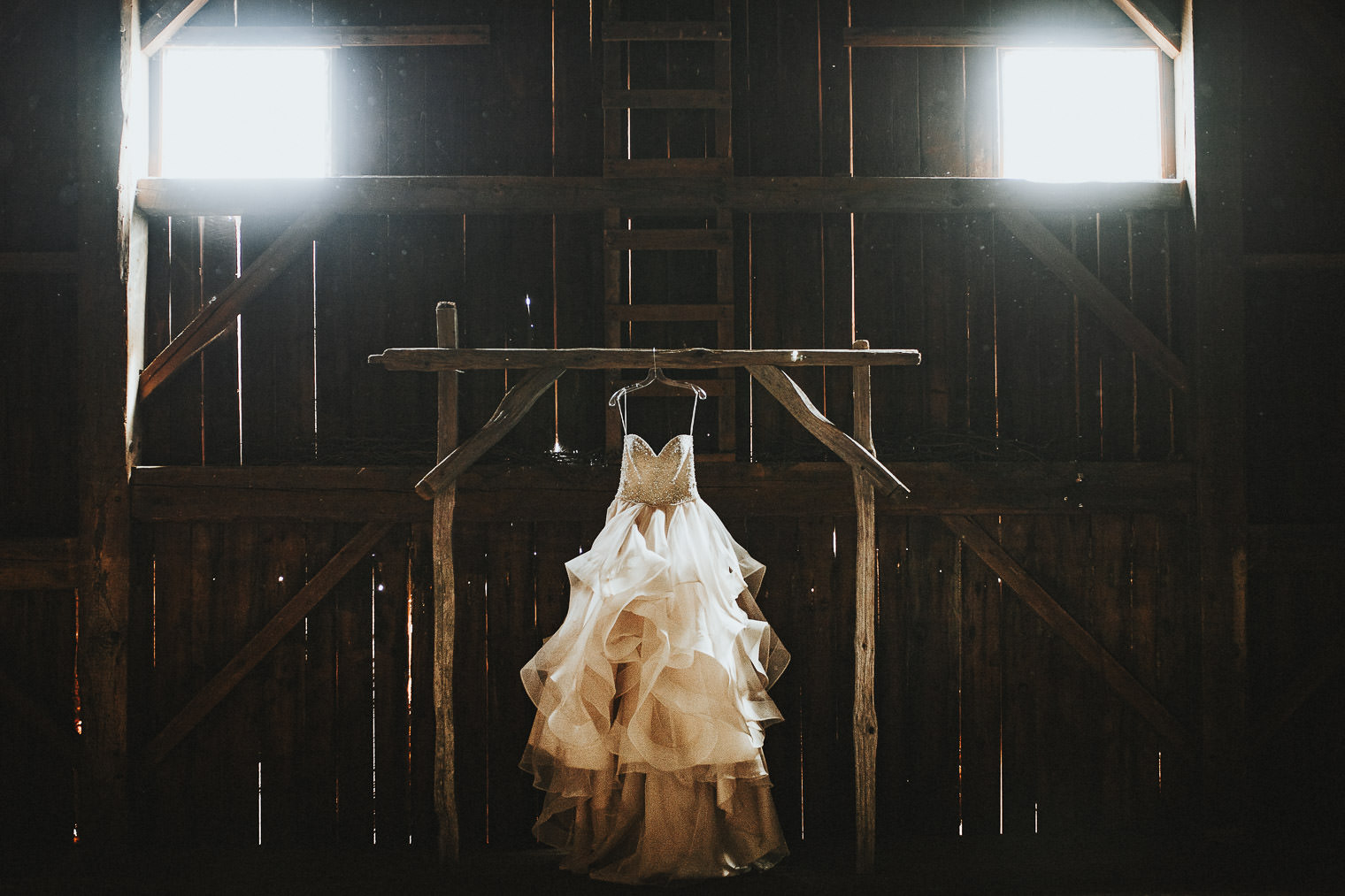 Twisted-oaks-studio-rustic-farm-wedding-0008